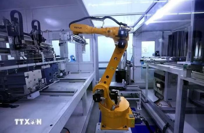 Robot tự hành trong dây chuyền sản xuất pin. (Ảnh: Tuấn Anh/TTXVN)