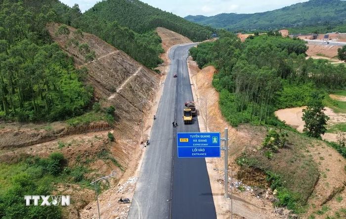 Một nút giao vào cao tốc Tuyên Quang-Hà Giang đang được nhà thầu thảm Asphal đáp ứng tiến độ toàn dự án. (Ảnh: Quốc Khánh/TTXVN)