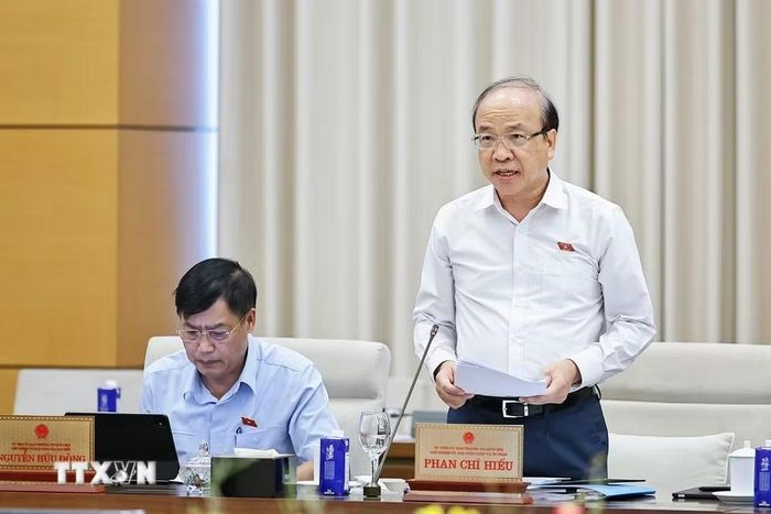 Chủ nhiệm Ủy ban Pháp luật và Tư pháp của Quốc hội Phan Chí Hiếu trình bày tóm tắt báo cáo thẩm tra sơ bộ, đề xuất các vấn đề cần Quốc hội tập trung thảo luận. (Ảnh: Doãn Tấn/TTXVN)