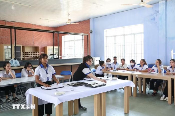 Học sinh lớp Nghiệp vụ nhà hàng K7 - Trường Trung cấp nghề dân tộc nội trú Khánh Vĩnh, Khánh Hòa trong giờ thực hành. (Ảnh: Hoàng Hiếu/TTXVN)