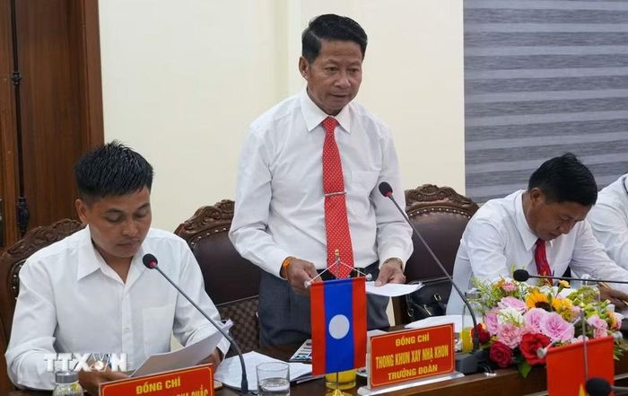 Phó Bí thư Huyện ủy, Chủ tịch Ủy ban Chính quyền, Trưởng Đoàn đại biểu huyện Mường Mày, Thoong Khun Saynhakhon phát biểu tại buổi làm việc. (Ảnh: Phan Quân/TTXVN)
