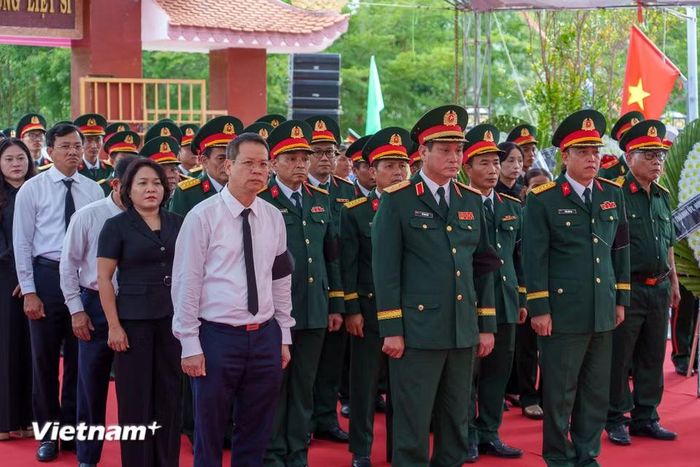 Dự buổi lễ có Trung tướng Lê Ngọc Hải (hàng đầu, đứng giữa), Ủy viên Trung ương Đảng, Tư lệnh Quân khu 5; Phó Bí thư Thành ủy, Chủ tịch Ủy ban nhân dân thành phố Nguyễn Mạnh Hùng (hàng đầu, bên trái); Trưởng ban Tuyên giáo và Dân vận Thành ủy Huỳnh Thị Thùy Dung (hàng thứ 2, ngoài cùng bên trái) ; Đại tá Trần Hữu Ích (hàng đầu, bên phải), Chỉ huy trưởng Bộ Chỉ huy Quân sự thành phố cùng đông đảo nhân dân. (Ảnh: Thanh Phong/Vietnam+)