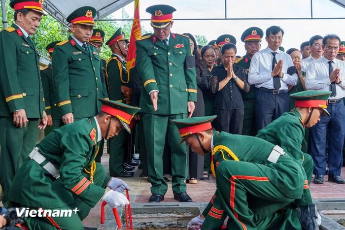 Đại tá Trần Hữu Ích, Chỉ huy Trưởng Bộ Chỉ huy Quân sự thành phố Đà Nẵng cẩn thận chỉ đạo canh chỉnh lại linh cữu các liệt sĩ. (Ảnh: Thanh Phong/Vietnam+)