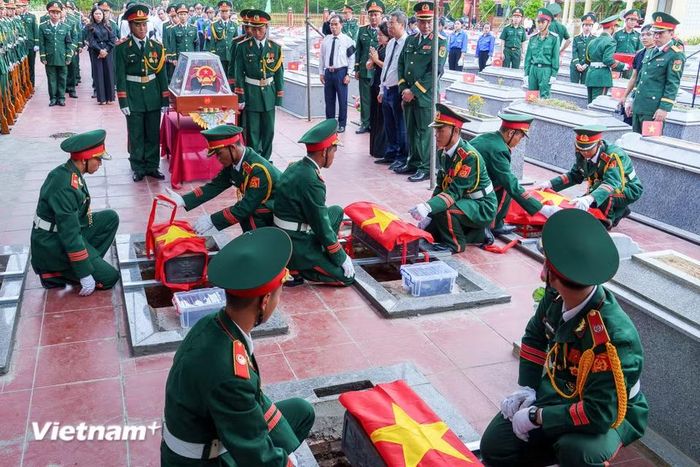 Đội tiêu binh chuẩn bị thực hiện nghi thức hạ huyệt trong không khí vô cùng xúc động và thành kính. (Ảnh: Thanh Phong/Vietnam+)