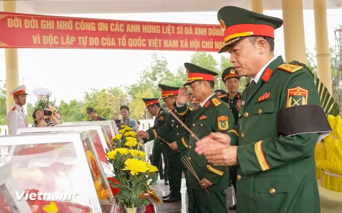Đại tá Trần Hữu Ích (ngoài cùng bên phải), Chỉ huy Trưởng Bộ Chỉ huy Quân sự thành phố Đà Nẵng cùng đoàn thắp hương tri ân các Anh hùng liệt sĩ. (Ảnh: Thanh Phong/Vietnam+)