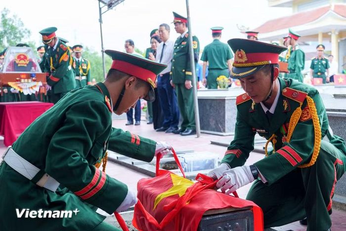 Đội tiêu binh chuẩn bị thực hiện nghi thức hạ huyệt trong không khí vô cùng xúc động và thành kính. (Ảnh: Thanh Phong/Vietnam+)