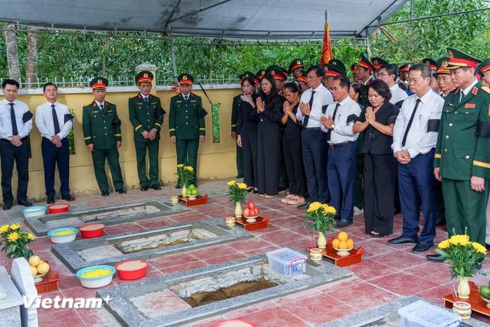 Đông đảo đại biểu và nhân dân chắp tay cầu nguyện, khép lại hành trình dài đưa các anh trở về. (Ảnh: Thanh Phong/Vietnam+) 