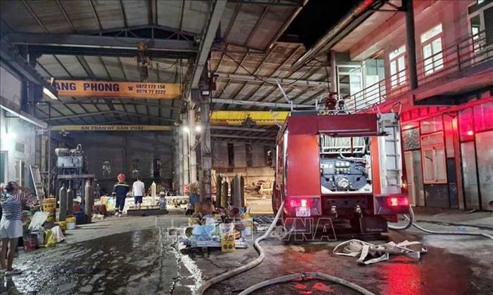 Đến 22 giờ 30 phút, lực lượng cứu hộ đã cơ bản khoanh vùng, hạn chế nguy cơ cháy lan sang các công trình xung quanh và tiếp tục huy động lực lượng, phương tiện thực hiện công tác chữa cháy.