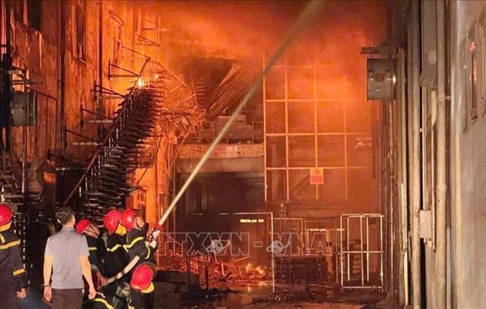 Các lực lượng chức năng đang khẩn trương tổ chức nhiều mũi tấn công vào khu vực nhà kho, đồng thời phun nước làm mát các công trình lân cận nhằm ngăn chặn cháy lan.