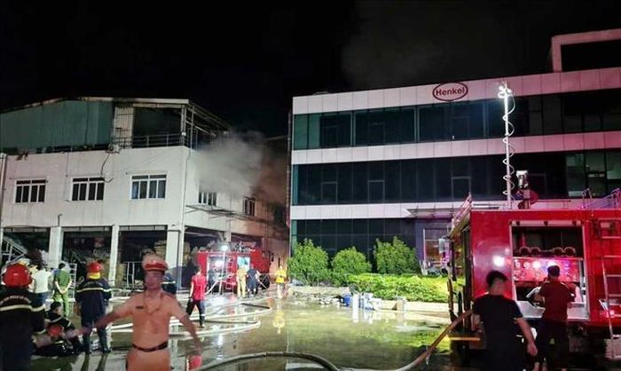 Sau khi nhận được thông tin cháy lớn tại Công ty Trách nhiệm hữu hạn một thành viên tự động hóa máy giầy Toàn Thịnh Việt Nam, lực lượng chữa cháy đã nhanh chóng có mặt để chữa cháy, không để lan rộng.