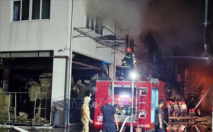 Lực lượng Cảnh sát phòng cháy chữa cháy và cứu nạn cứu hộ, Công an tỉnh Thanh Hóa đã nhanh chóng huy động tối đa lực lượng, phương tiện, xe chữa cháy và robot chữa cháy đến hiện trường triển khai dập lửa.