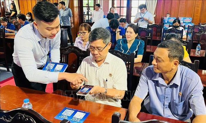 Thanh niên đóng vai trò quan trọng trong phổ cập kỹ năng số cho mọi tầng lớp nhân dân. Ảnh: Đức Hạnh/TTXVN