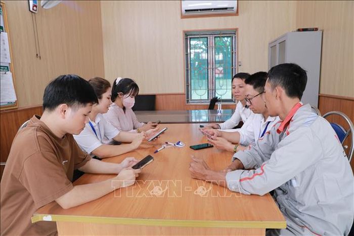 Xã Yên Trường, tỉnh Thanh Hóa đã thành lập 21/21 Tổ Công nghệ số cộng đồng đến 100% thôn. Đây là lực lượng nòng cốt hỗ trợ người dân tiếp cận và sử dụng nền tảng số, dịch vụ công trực tuyến. Ảnh: Khiếu Tư/ TTXVN