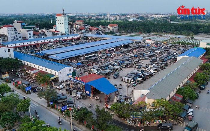 Phúc Thịnh có lợi thế nằm ở vị trí cửa ngõ phía bắc Thủ đô, tiếp giáp sông Hồng, gần cầu Nhật Tân, cầu Thăng Long và Cảng hàng không quốc tế Nội Bài. Trong ảnh là chợ đầu mối Vân Nội nằm trên địa bàn xã Phúc Thịnh hoạt động khá nhộn nhịp.
