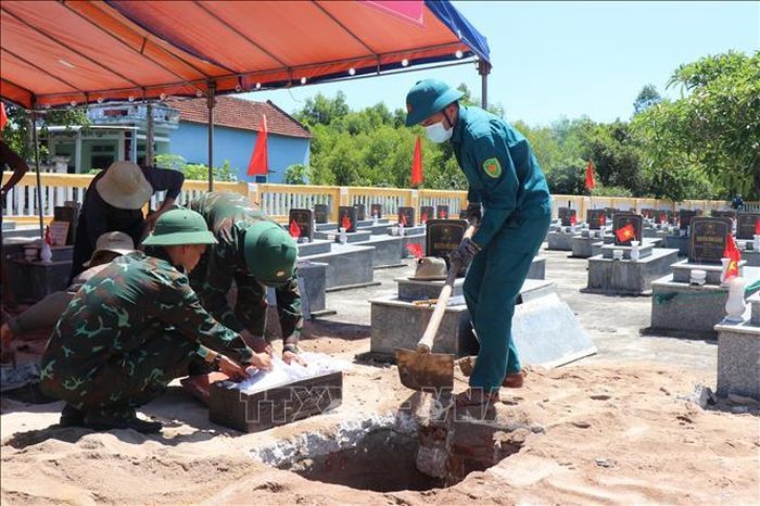 Việc khai quật phần mộ lấy mẫu trong điều kiện nắng nóng gay gắt, khắc nghiệt.