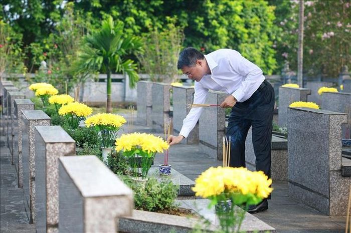 Thủ tướng Lê Minh Hưng thắp hương trên phần mộ liệt sĩ tại Nghĩa trang Liệt sĩ trung tâm tỉnh Lào Cai. Ảnh: Dương Giang/TTXVN