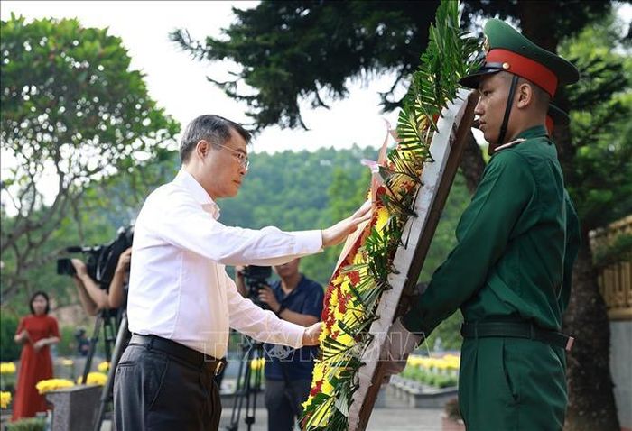 Thủ tướng Lê Minh Hưng dâng hoa tưởng niệm các Anh hùng, liệt sĩ tại Nghĩa trang Liệt sĩ trung tâm tỉnh Lào Cai, phường Yên Bái. Ảnh: Dương Giang/TTXVN