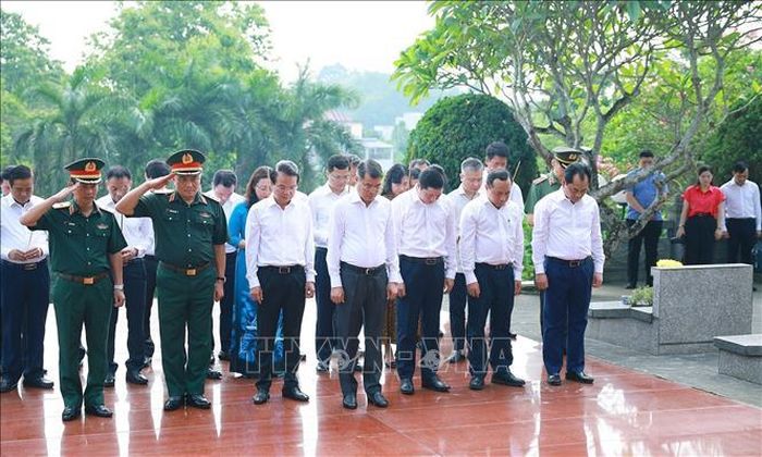 Thủ tướng Lê Minh Hưng và các thành viên đoàn công tác tưởng niệm các Anh hùng, liệt sĩ tại Nghĩa trang Liệt sĩ trung tâm tỉnh Lào Cai. Ảnh: Dương Giang/TTXVN