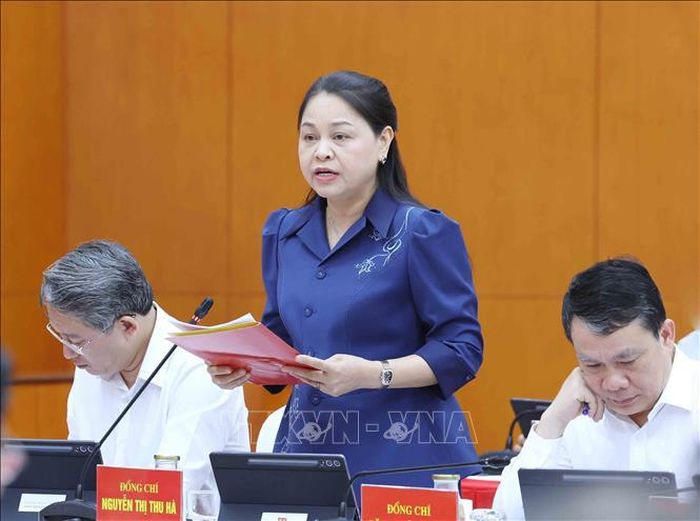 Đồng chí Nguyễn Thị Thu Hà, Ủy viên Trung ương Đảng, Phó Chánh Văn phòng Thường trực Văn phòng Trung ương Đảng trình bày báo cáo tại hội nghị. Ảnh: Phương Hoa/TTXVN