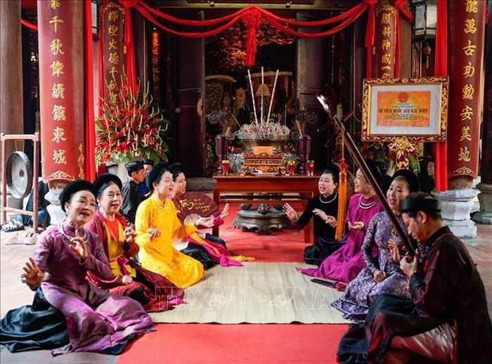 Các nghệ sĩ biểu diễn nghệ thuật truyền thống tại không gian Đền Bạch Mã (phường Hoàn Kiếm, Hà Nội). Ảnh: Khánh Hòa/TTXVN