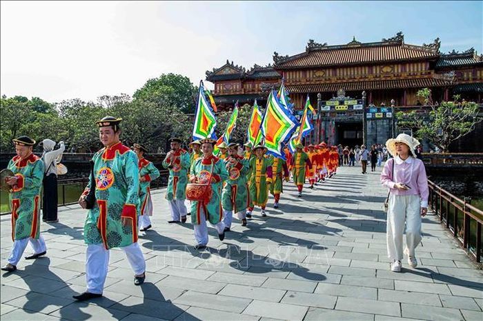Được UNESCO công nhận là Di sản văn hóa phi vật thể đại diện của nhân loại từ năm 2003, Nhã nhạc cung đình Huế ngày nay thường hiện diện trong các nghi lễ tái hiện, sự kiện văn hóa tại Đại Nội. Ảnh: Vân Chi/TTXVN phát