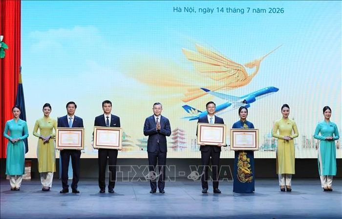 Bộ trưởng Bộ Tài chính Ngô Văn Tuấn trao Bằng khen của Thủ tướng Chính phủ cho các cá nhân. Ảnh: An Đăng/TTXVN
