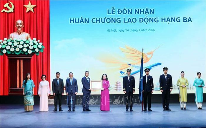 Đồng chí Võ Thị Ánh Xuân, Bí thư Trung ương Đảng, Phó Chủ tịch nước trao Huân chương Lao động hạng Ba cho tập thể Tổng Công ty Hàng không Việt Nam. Ảnh: An Đăng/TTXVN