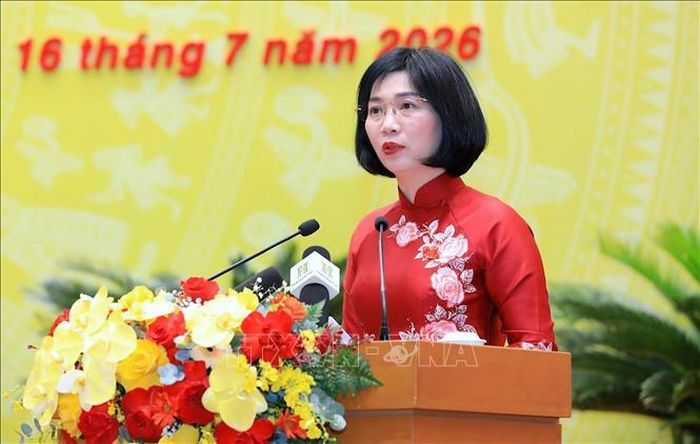 Phó Bí thư Thành ủy, Chủ tịch HĐND thành phố Phùng Thị Hồng Hà phát biểu khai mạc kỳ họp. Ảnh: Trung Nguyên/TTXVN.