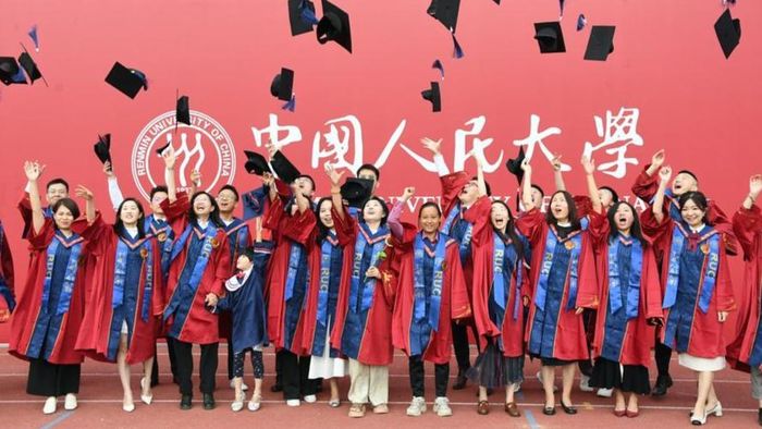 Sinh viên tốt nghiệp tung mũ lên không trung tại Đại học Nhân dân Trung Quốc ở Bắc Kinh, Trung Quốc. Ảnh: Tân Hoa Xã