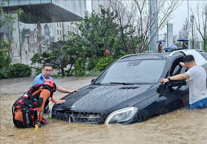 Phương tiện bị mắc kẹt trong nước lũ sau mưa lớn ở Thẩm Dương, tỉnh Liêu Ninh, Trung Quốc ngày 13/7/2026. Ảnh: THX/TTXVN phát
