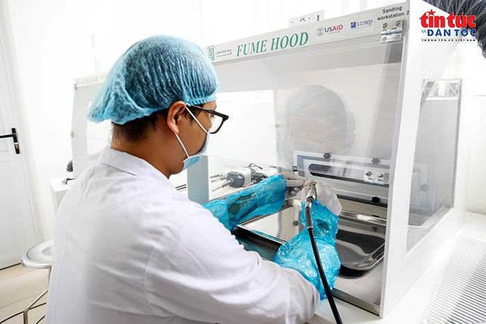 Giám định viên tiếp nhận mẫu, xử lý bước đầu với mẫu xương.