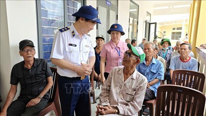 Trung tướng Bùi Quốc Oai, Bí thư Đảng ủy, Chính ủy Cảnh sát biển Việt Nam, thăm hỏi người dân tại xã đảo Nhơn Châu, tỉnh Gia Lai. Ảnh: Khoa Chương/TTXVN