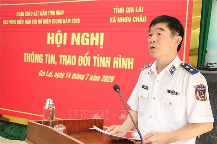 Trung tướng Bùi Quốc Oai (Bí thư Đảng ủy, Chính ủy Cảnh sát biển Việt Nam) phát biểu tại buổi làm việc với xã đảo Nhơn Châu, tỉnh Gia Lai. Ảnh: Khoa Chương/TTXVN