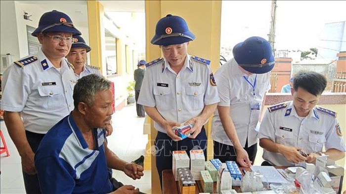 Trung tướng Bùi Quốc Oai, Bí thư Đảng ủy, Chính ủy Cảnh sát biển Việt Nam, thăm hỏi người dân tại xã đảo Nhơn Châu, tỉnh Gia Lai. Ảnh: Khoa Chương/TTXVN