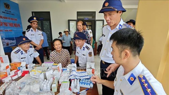 Bộ Tư lệnh Vùng Cảnh sát biển 2 tổ chức khám, cấp phát thuốc miễn phí cho người dân xã đảo Nhơn Châu, tỉnh Gia Lai. Ảnh: Khoa Chương/TTXVN