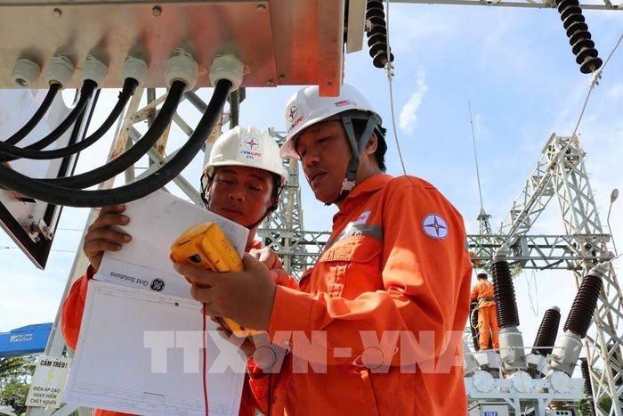 Công nhân điện lực kiểm tra, sửa chữa hệ thống điện đảm bảo vận hành an toàn và đáp ứng điện cho khách hàng. Ảnh minh họa: TTXVN phát