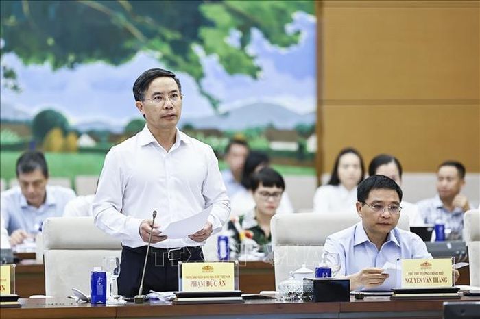 Thống đốc Ngân hàng Nhà nước Phạm Đức Ấn thuyết trình về nội dung cơ bản của dự thảo. Ảnh: Doãn Tấn/TTXVN