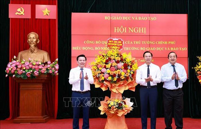 Đại diện lãnh đạo tỉnh Tây Ninh chúc mừng tân Thứ trưởng Bộ Giáo dục và Đào tạo Đoàn Trung Kiên. Ảnh: Thanh Tùng/TTXVN