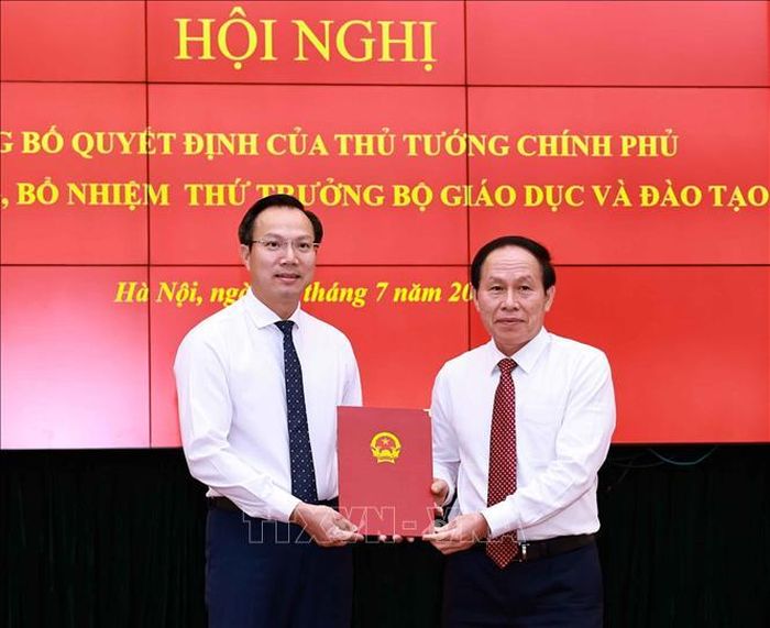 Phó Thủ tướng Chính phủ Lê Tiến Châu trao Quyết định cho tân Thứ trưởng Bộ Giáo dục và Đào tạo Đoàn Trung Kiên. Ảnh: Thanh Tùng/TTXVN