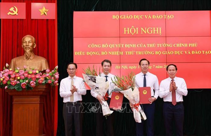 Phó Thủ tướng Chính phủ Lê Tiến Châu cùng Bộ trưởng Bộ Giáo dục và Đào tạo Hoàng Minh Sơn chúc mừng các tân Thứ trưởng. Ảnh: Thanh Tùng/TTXVN