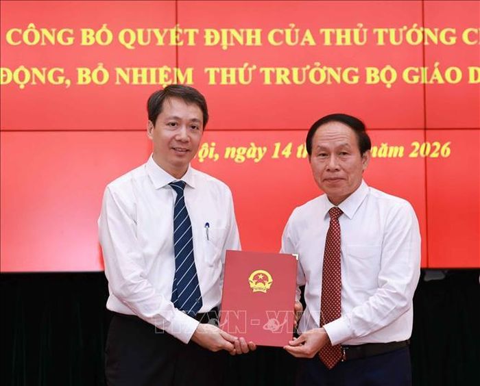 Phó Thủ tướng Chính phủ Lê Tiến Châu trao Quyết định cho tân Thứ trưởng Bộ Giáo dục và Đào tạo Phạm Quang Hưng. Ảnh: Thanh Tùng/TTXVN