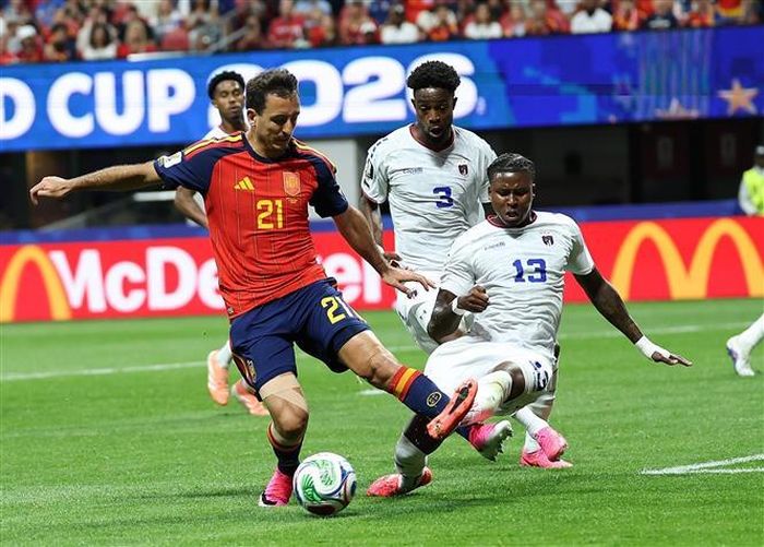 Nỗ lực khống chế bóng của tiền đạo Tây Ban Nha Mikel Oyarzabal (trái) trước sự đeo bám của các cầu thủ Cape Verde. Ảnh: THX/TTXVN phát