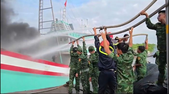 Đồn Biên phòng Cần Thạnh phối hợp với các đơn vị tham gia chữa cháy phương tiện.