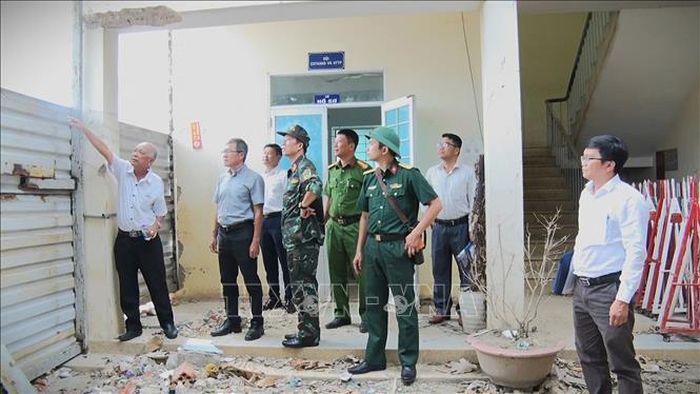 Đoàn công tác khảo sát một địa điểm ở xã Diên Khánh nghi có mộ liệt sĩ. Ảnh: TTXVN phát
