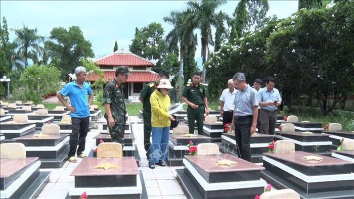 Ban Chỉ đạo Chiến dịch “500 ngày đêm đẩy mạnh thực hiện tìm kiếm, quy tập và xác định danh tính hài cốt liệt sĩ” xã Diên Khánh khảo sát các phần mộ liệt sĩ chưa xác định được thông tin tại Nghĩa trang liệt sĩ Suối Hiệp. Ảnh: TTXVN phát