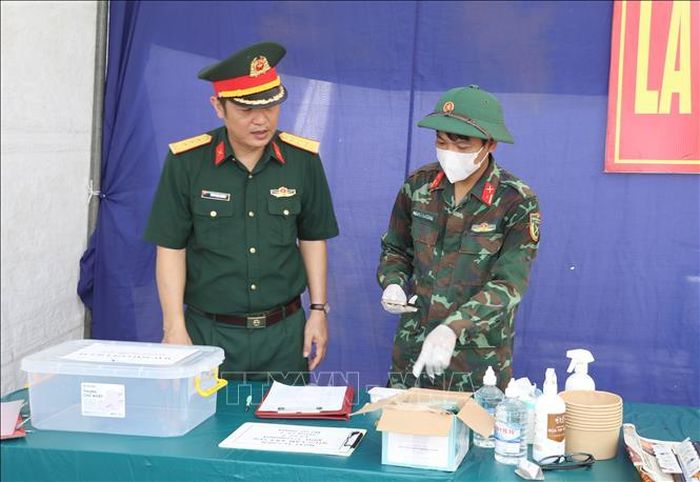Lực lượng chức năng lấy mẫu tại Nghĩa trang liệt sĩ xã Ý Yên, tỉnh Ninh Bình.
