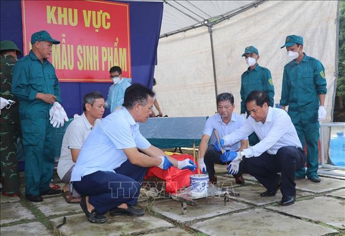 Lãnh đạo UBND xã Ý Yên, tỉnh Ninh Bình thắp hương tưởng nhớ liệt sĩ tại Nghĩa trang liệt sĩ xã Ý Yên.