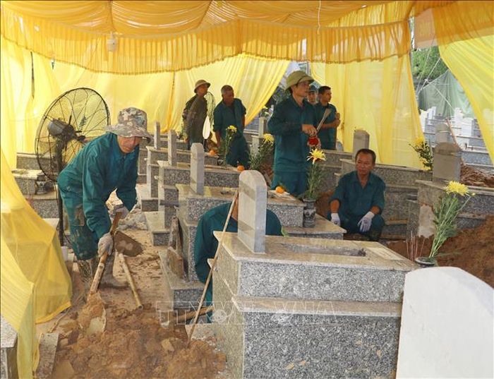 Các lực lượng tiến hành khai quật để lấy mẫu hài cốt liệt sĩ tại Nghĩa trang liệt sĩ xã Yên Mô, tỉnh Ninh Bình.