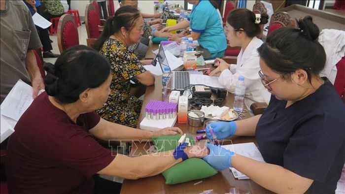 Lấy mẫu sinh phẩm ADN của thân nhân các liệt sĩ.