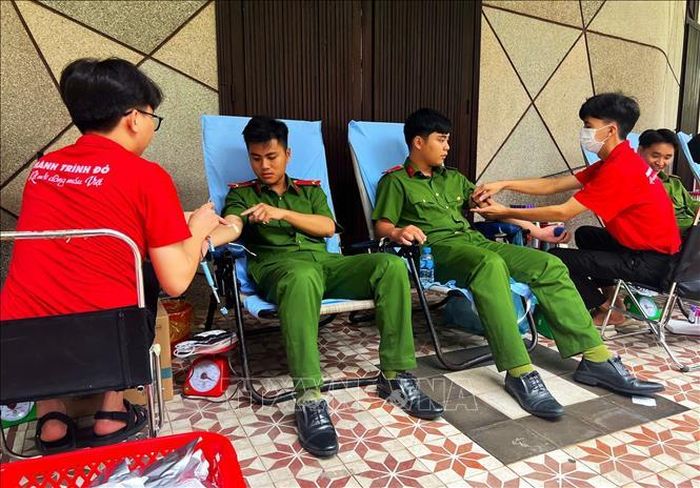 Các lực lượng vũ trang tham gia hiến máu.